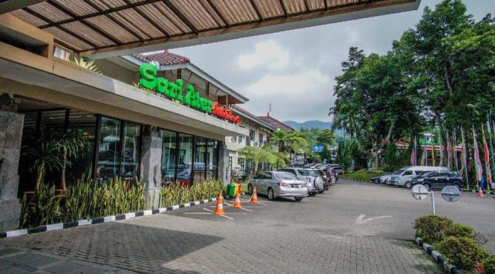 Liburan Panjang Sekolah  Objek Wisata Alam Air  Panas Sari Ater  di Serbu Para Pengunjung