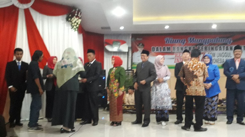 Bupati Subang H. Ruhimat Memberikan Penghargaan Kepada Masyarakat Subang Yang Berprestasi