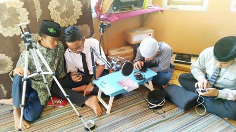 Ponpes Darul Falah Manfaatkam Smartphone Untuk Memperdalam Ilmu Agama Para Santri