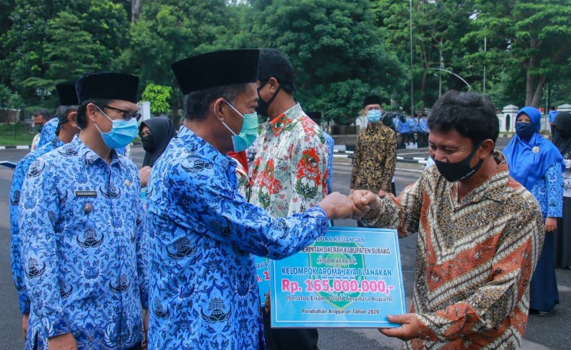 Bupati Subang Kang Jimat, Menjadi Inspektur Upacara Hut Korpri ke 75, dan Menyerahkan Bantuan