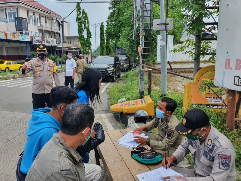Hari Pertama Pembatasan Sosial Berskala Mikro, Waka Polres Majalengka Pimpin Ops Yustisi Sasar Pengguna Jalan