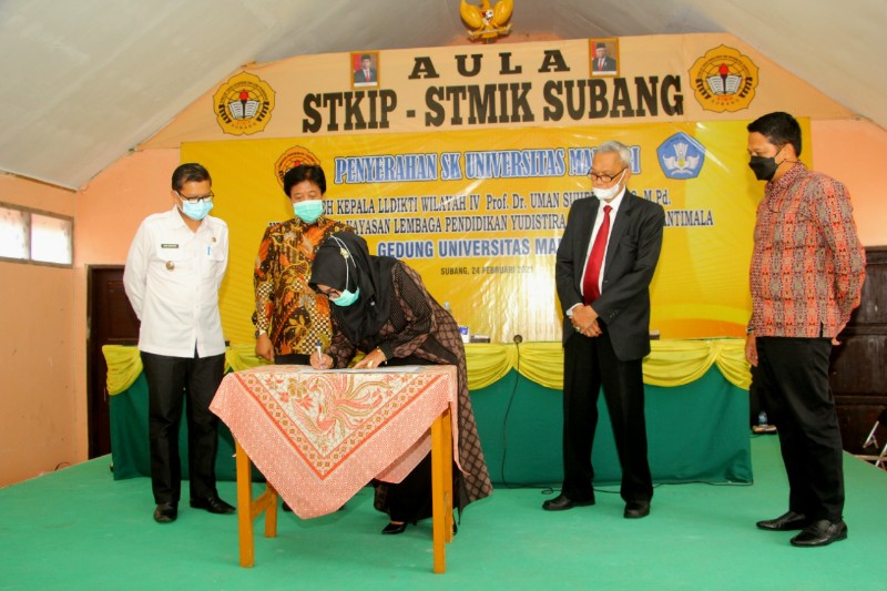 Wakil Bupati Kang Akur, Menyerahkan SK Universitas Mandiri Subang
