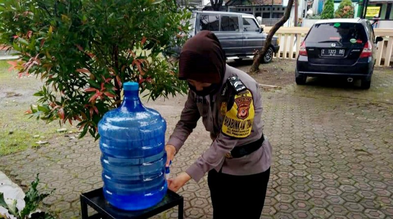 Masuk Kantor, Anggota Polsek Payingkiran, Wajib Gunakan Masker Cek Suhu Tubuh