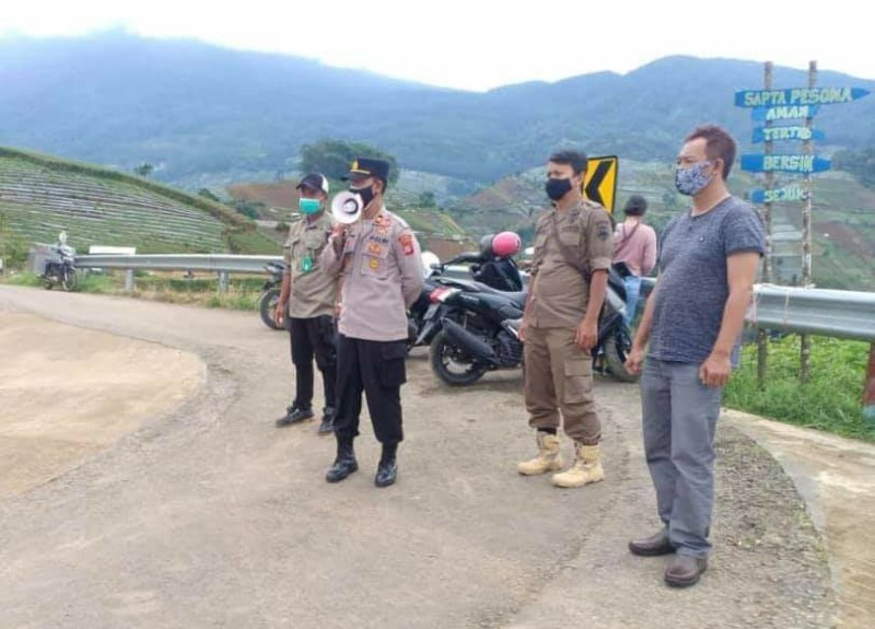 Kapolsek Argapura,Berikan Himbauan Prokes ke Pengunjung Obyek Wisata Panyaweuyan